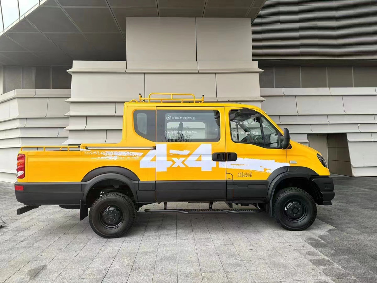 依维柯新款2045欧盛四驱越野9座工程车